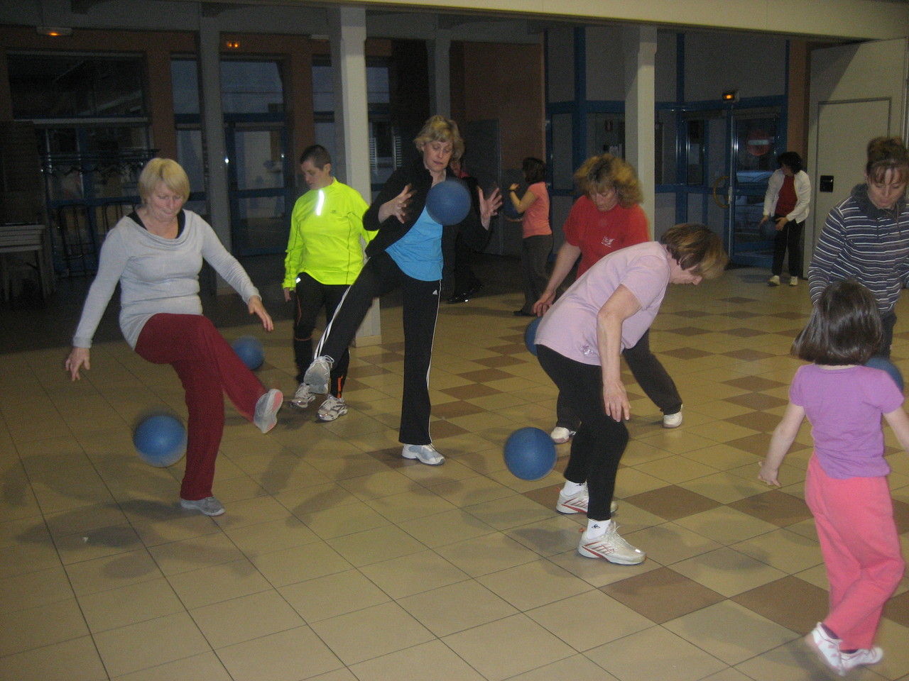 Maintenant passer le ballon sous la jambe