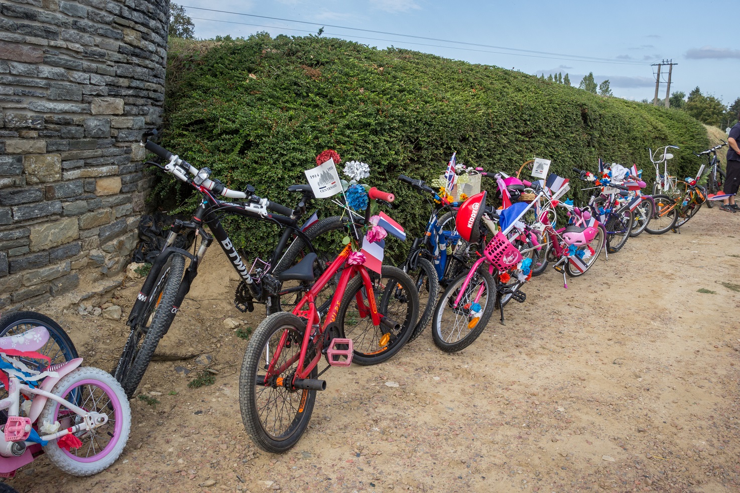 Les vélos sont laissés à l'entrée du cimetière