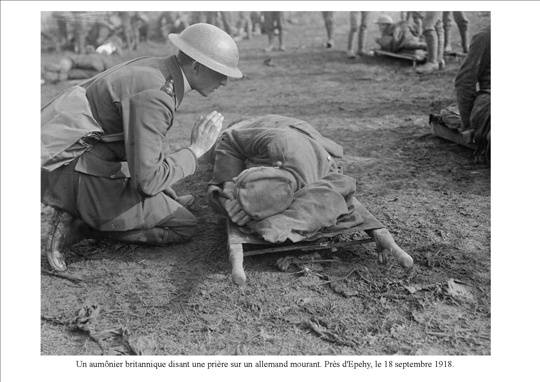 Le 18 septembre 1918. après les durs combats, un aumonier anglais prie pour un soldat allemand mourant 