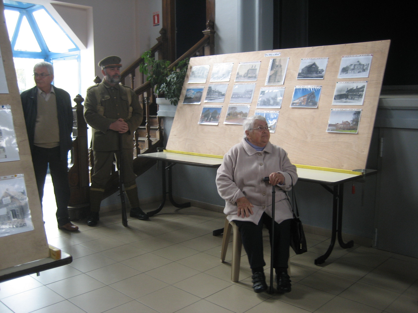 Madame Saunier pendant les discours. Au fond Olivier a revêtu l'uniforme d'un soldat canadien d'époque.