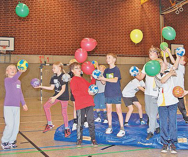 Beim Handballcamp des tuS Altwarmbüchen balancieren die kinder Luftballons mithilfe von Handbällen. So soll die Augen-Hand-koordination geschult werden. Knoche