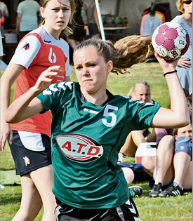 Nicht nur in dieser Szene kann sich Vanessa Polomka durchsetzen. Mit den Altwarmbüchener A-Juniorinnen erreicht sie beim Turnier in Großenheidorn das Halbfinale.Butt