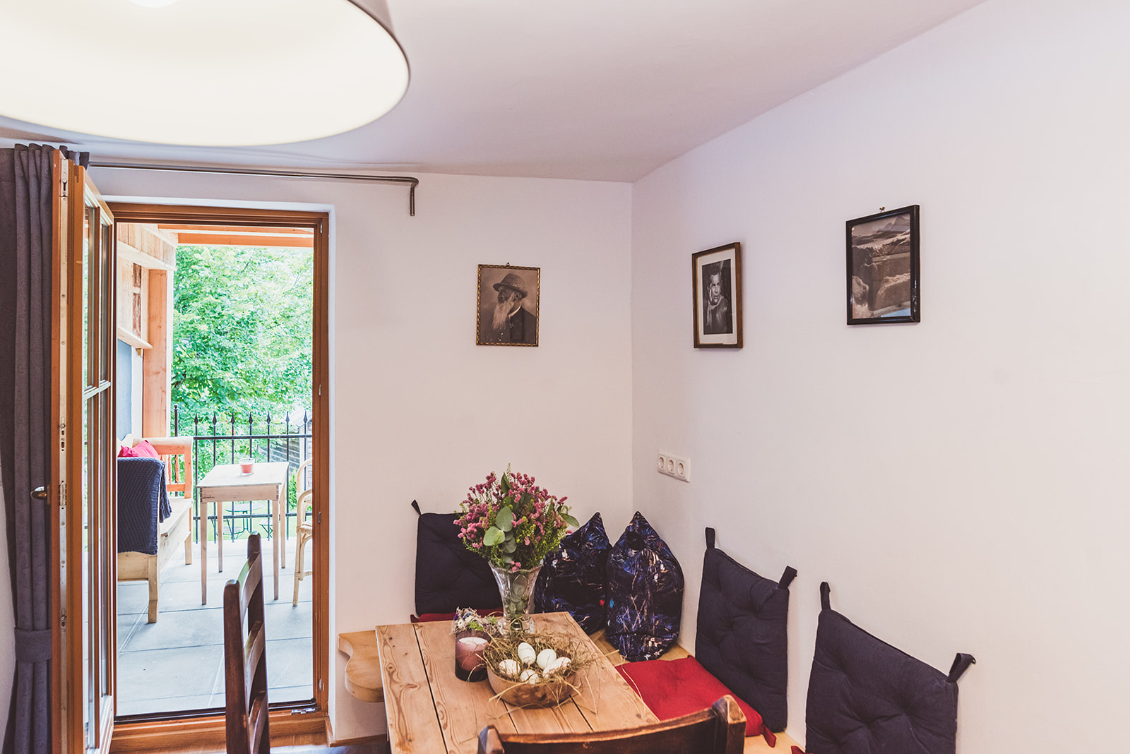 Essbereich und eigener Balkon Apartment mit Bergblick 