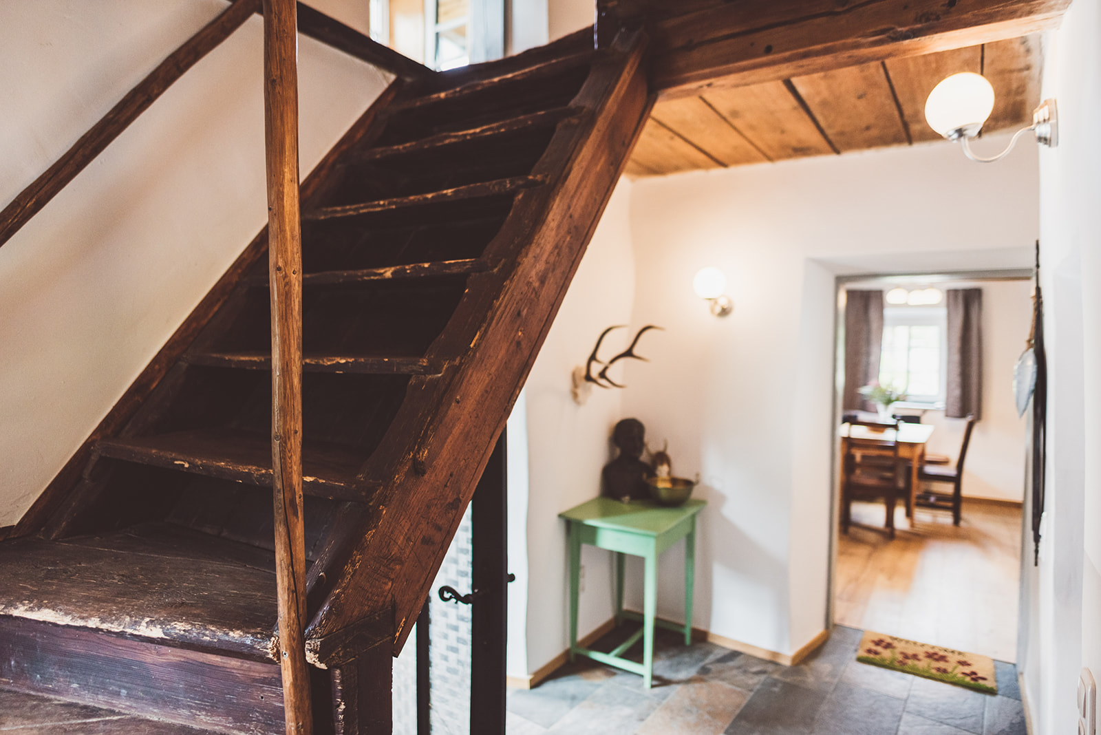 Steile Stiege rauf ins Apartment mit Bergblick 