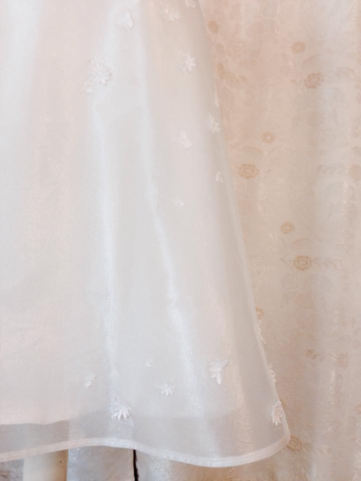 Brautkleid aus Seidenorganza und Guipure-Spitze mit Perlmuttknöpfen