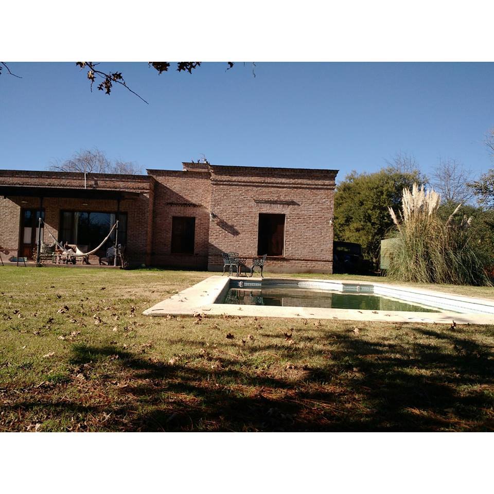 CASA QUINTA AMPLIA Y EN EXCELENTE ESTADO. En barrio residencial. Plantada sobre un LOTE DE 2394m2. Con pileta de natación. (Zona alta, no inundable).