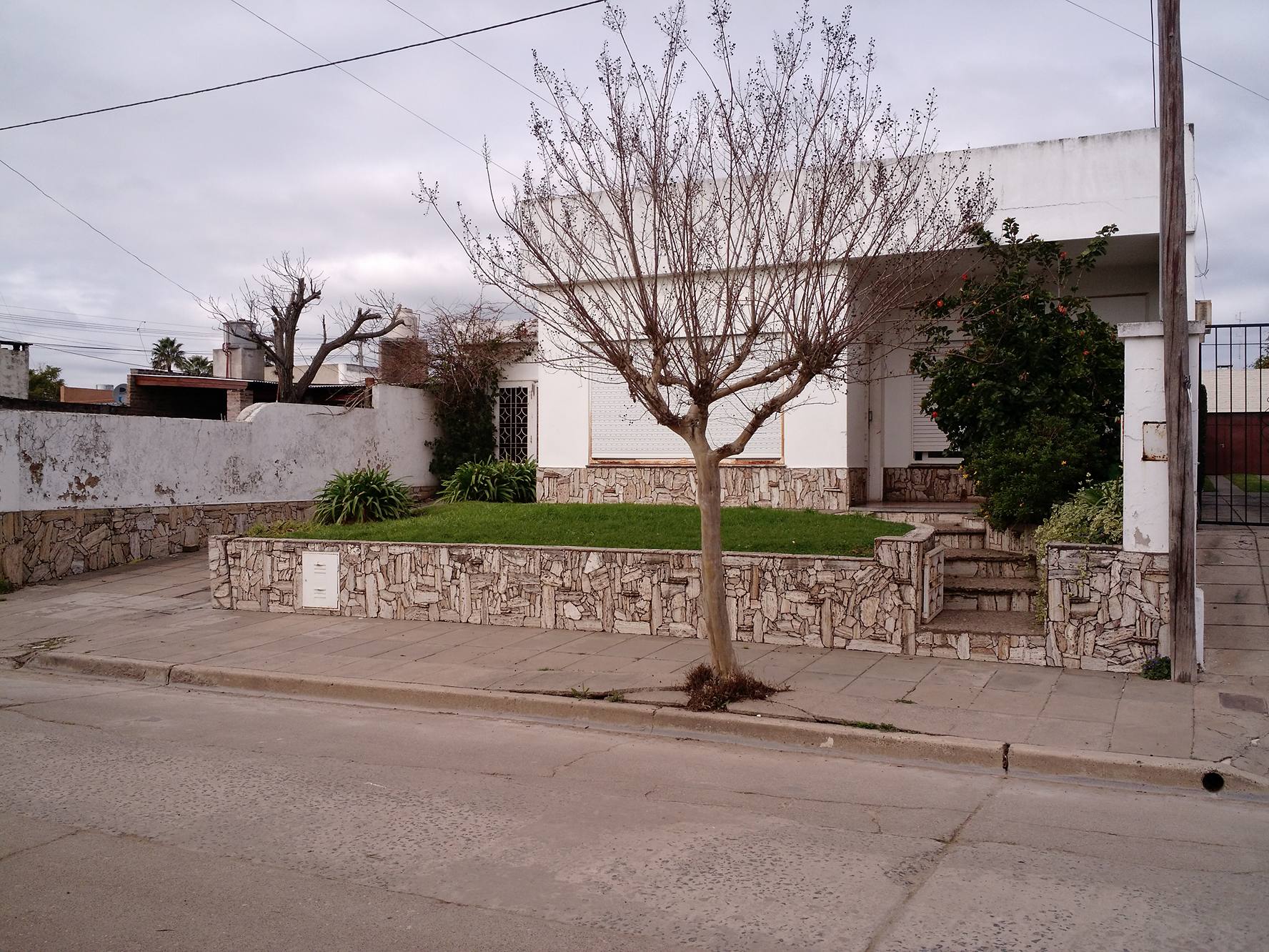 Casa en zona céntrica sobre Alem, entre Sarmiento y Rivadavia. (Zona no inundable)