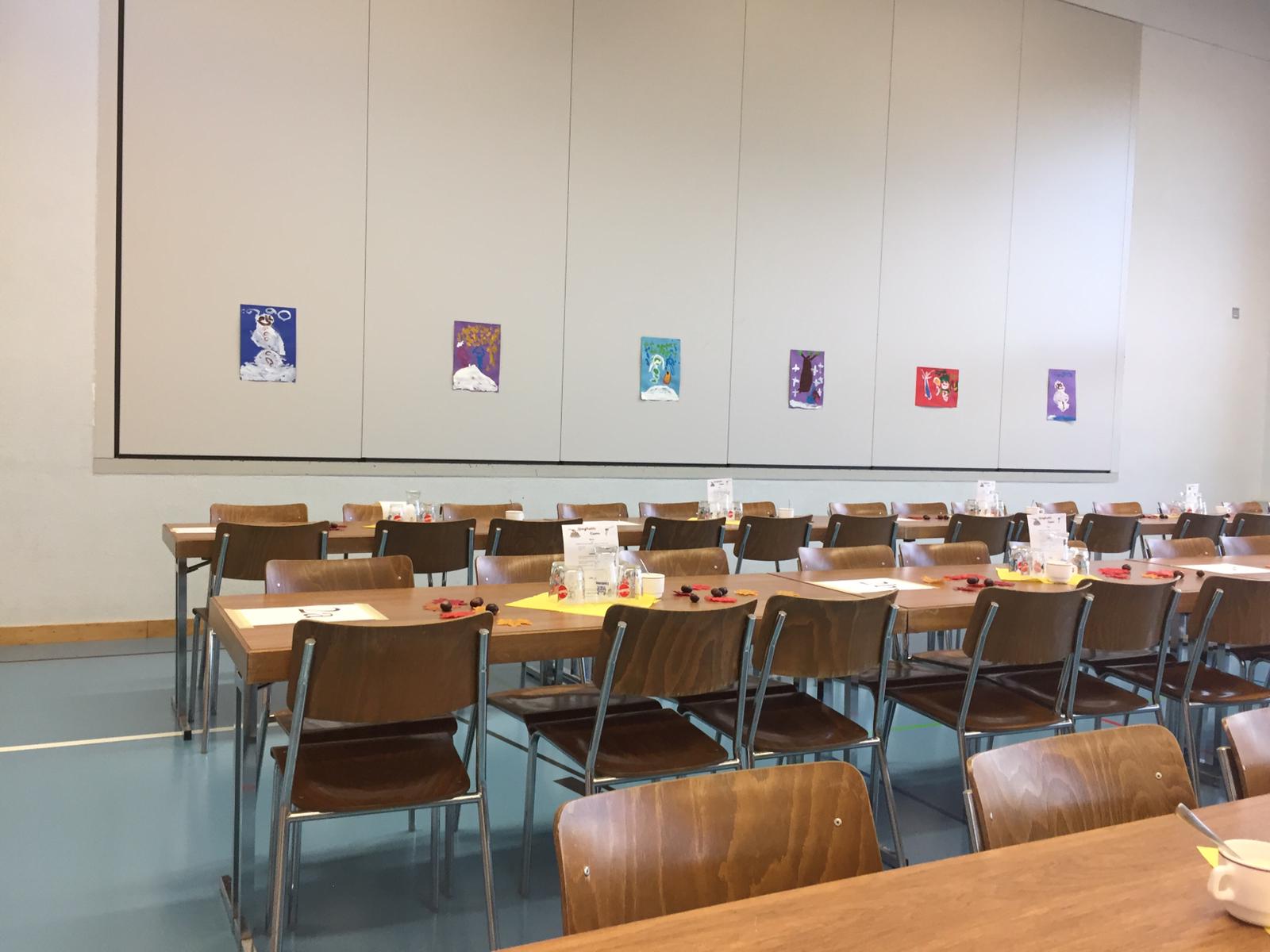 Ausstellung an der Galerie­wand