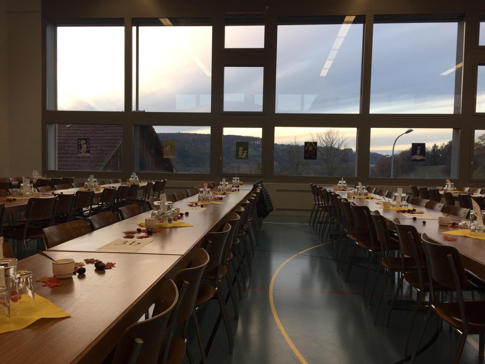 Abendlicht scheint durch die Fenster