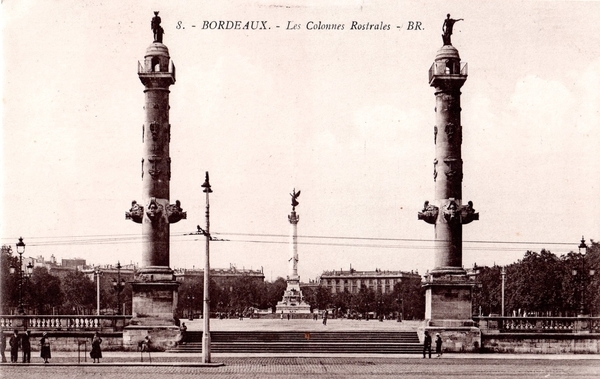 Les 2 colonnes - place des Quinconces