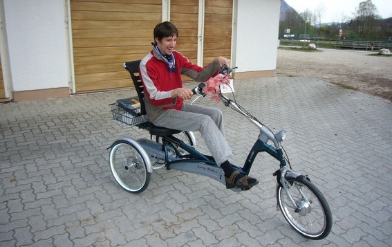 Dreirad fahren trotz Muskelerkrankung