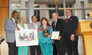 Palmira Ubinas (al centro) recibe del Presidente de la Casa de la Herencia Dominicana de Cultura, Victor Toribio, una placa por su ejecutoria en las artes y cultura hispana