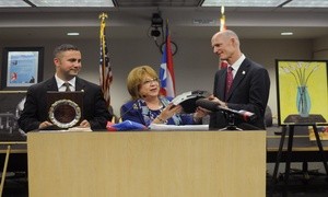 Palmira Ubinas, junto al Sen. Darren Soto y al Gobernador de Florida, Rick Scott, durante el Dia de Puerto Rico en el Capitolio en Tallahassee, donde fue la Invitada de Honor para dicho evento