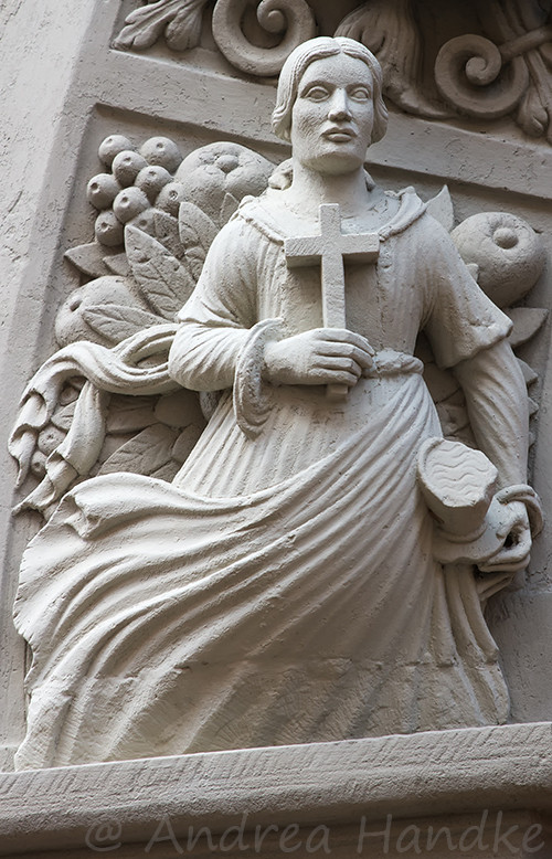 Glaube - Detail des Rundbogenportals in der Nikolaistraße