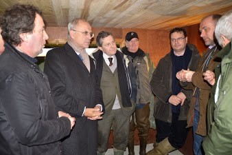 Echanges animés à l'intérieur du gabion autour de Marc Laffineur, ancien ministre, président du groupe chasse de l'UMP