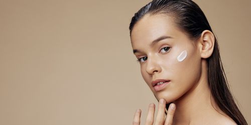 Des produits naturels dans une routine de soin du visage