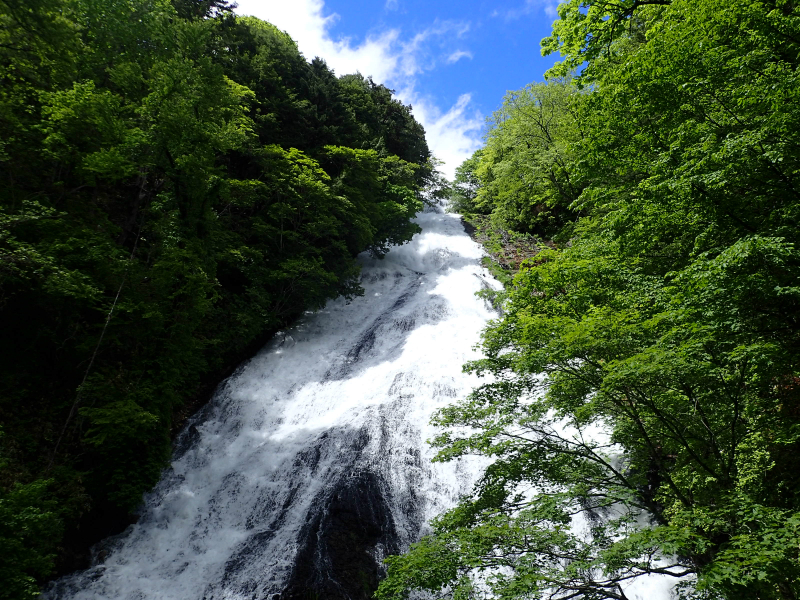 豪快に落ちる湯滝