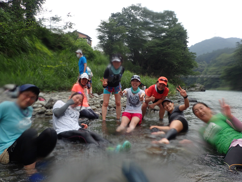 川に寝っ転がってクールダウン！