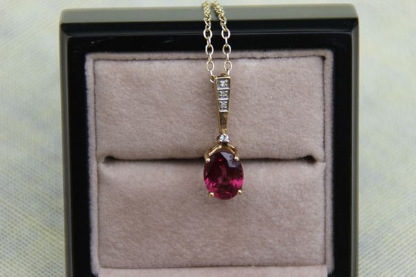 Himbeer Rhodolith, Tansania, 10x7 mm, 2,75 ct