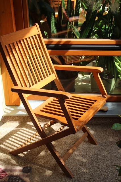 alter Stuhl aus Holz restauriert