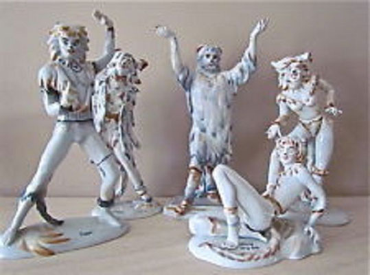The cat's mit Alt-Deuteronimas (hinten Mitte), Modell Nr. 1997 und Tugger, Modell Nr. 1991 (vorn links)