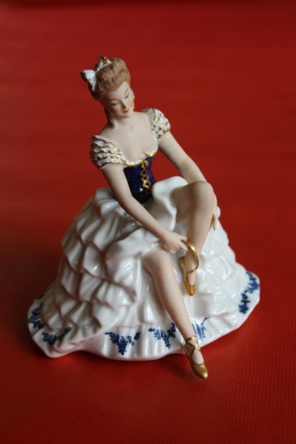 Balletteuse sitzend, Modell Nr. 1318, Modelleur: Kurt Steiner