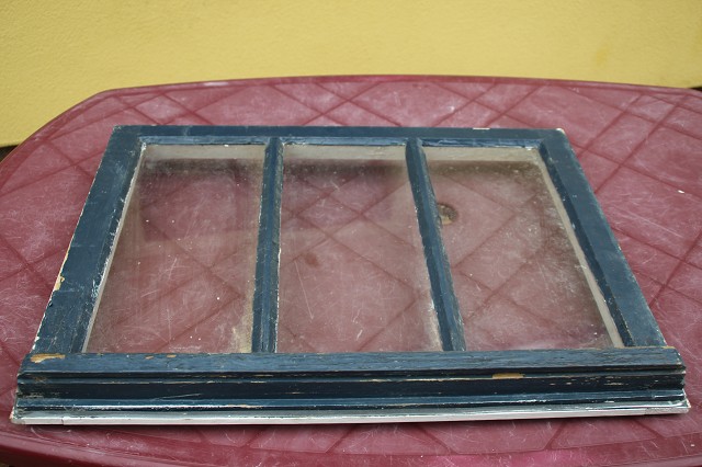 altes zweifarbiges Fenster aufgearbeitet als Hochzeits-Tafelplan