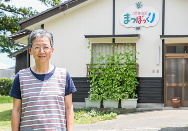 福井県若狭美浜の農家民宿まつぼっくりの女将です。はなれの前にて。