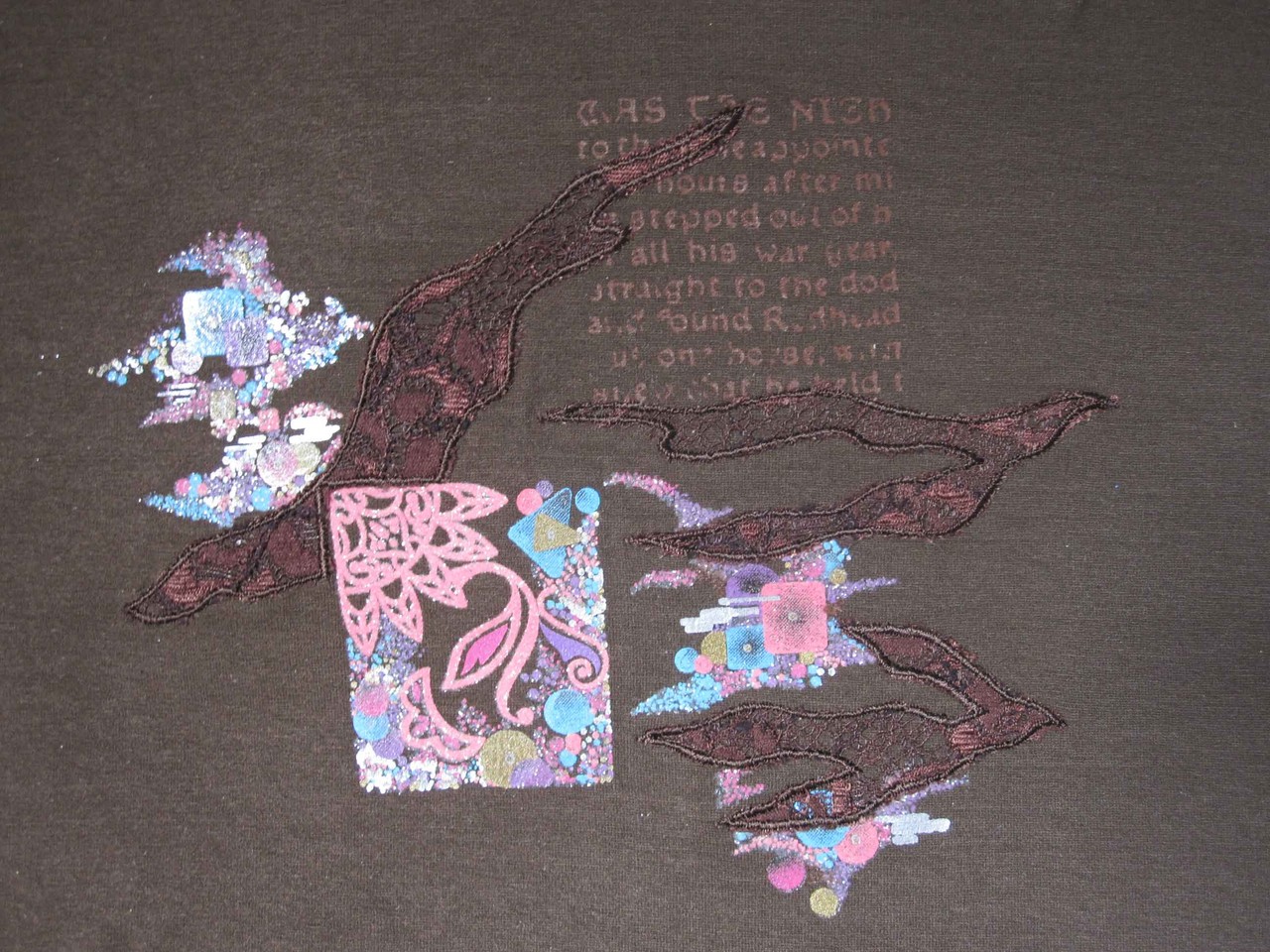 broderie avec application dentelle et sérigraphie