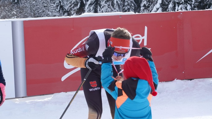 einer nach dem anderen wird beglückwünscht mit einer Medaille