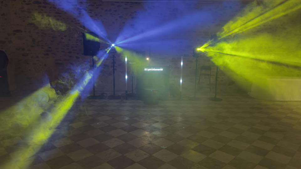 Nous utilisons un matériel son et lumière pour vos soirées privées