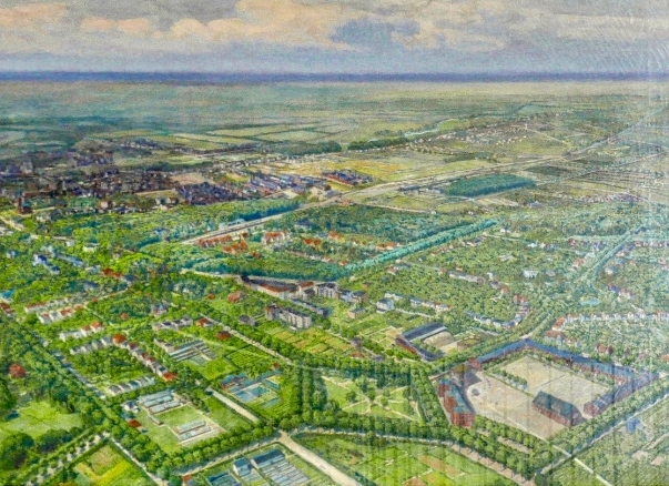 Dieser Ausschnitt aus dem Gemälde Gemälde "Wandsbek-Marienthal aus der Vogelschau" gemalt 1914 vom Eilbeker Maler Hermann de Bruycker zeigt das Kasernengeländ. Ganz unten rechts die heute noch erhaltene Reithalle mit den um den Exerzierplatz liegenden Stallgebäuden. Auch deutlich zu erkennen: Auch nördlich der heutigen Straße Am Husarendenkmal lagen Stallgebäude! Bild durch Anklicken vergrößerbar