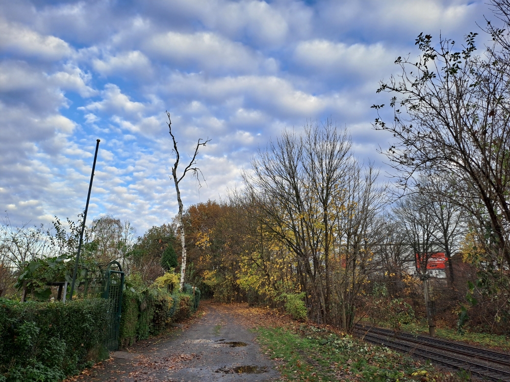 Rechts die Bahnlinie