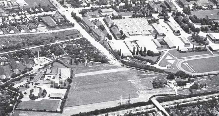 Luftaufnahme der im Bau befindlichen Schule Holstenhof, heute Max-Schmeling-Schule  (1955 fertiggestellt),  rechts die Universität der Bundeswehr,  Quelle Heimatmuseum Archiv Fricke