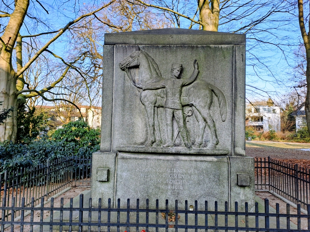 Der trauernde Husar (1923): Geschaffen von Oskar E. Ulmer, erinnert dieses Denkmal an die Gefallenen des Ersten Weltkriegs.