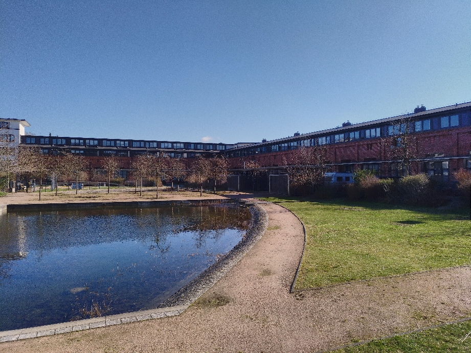 Diese war einmal der Exerzierplatz der Husaren umgeben von den Reitställen
