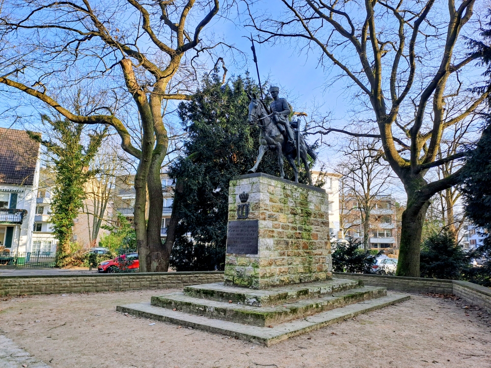 Husarendenkmal "der Meldereiter": vom Berliner Bildhauer Johann Jaenichen geschaffen und im Jahr 1938 aufgestellt. Das Denkmal zeigt einen Husaren in traditioneller Uniform, der auf einem Pferd sitzt und eine Meldung überbringt.