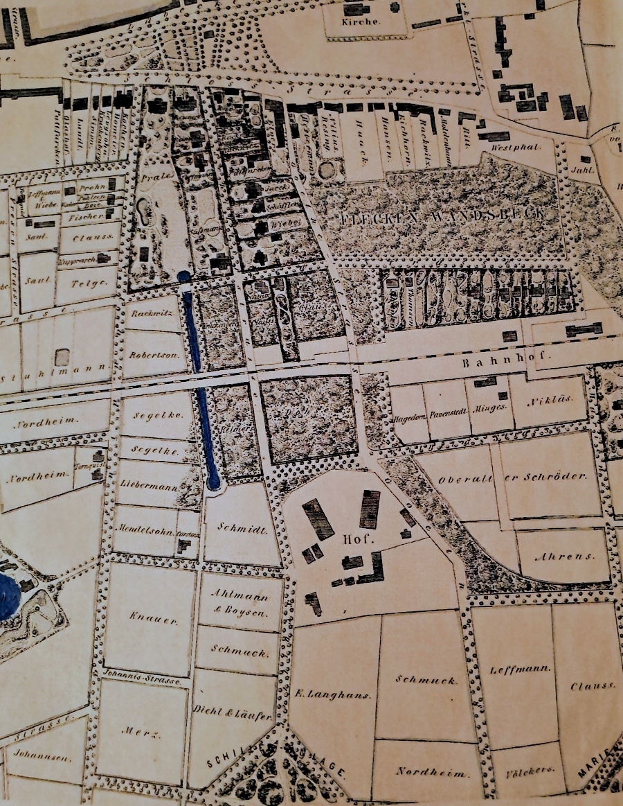 In dieser Karte von 1865 in blau eingezeichnet: der Kanal im Schlosspark. Ganz links angeschnitten: der Traunspark (Thema der nächsten Station) mit seinem blau markierten Teich