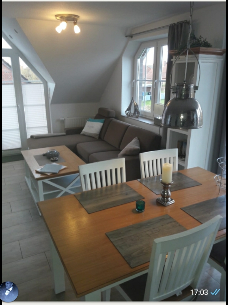 WOHNZIMMER UND ESSZIMMER