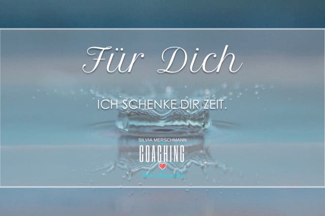 Blauer Wassertropfen auf einer blauen Wasseroberfläche auf blauem Hintergrund in Großaufnahme mit Text.