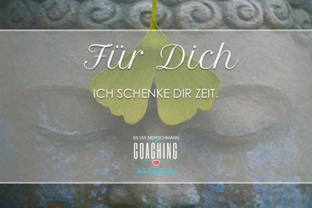 Gesicht einer Buddha Statue und Ginkoblatt mit Text.