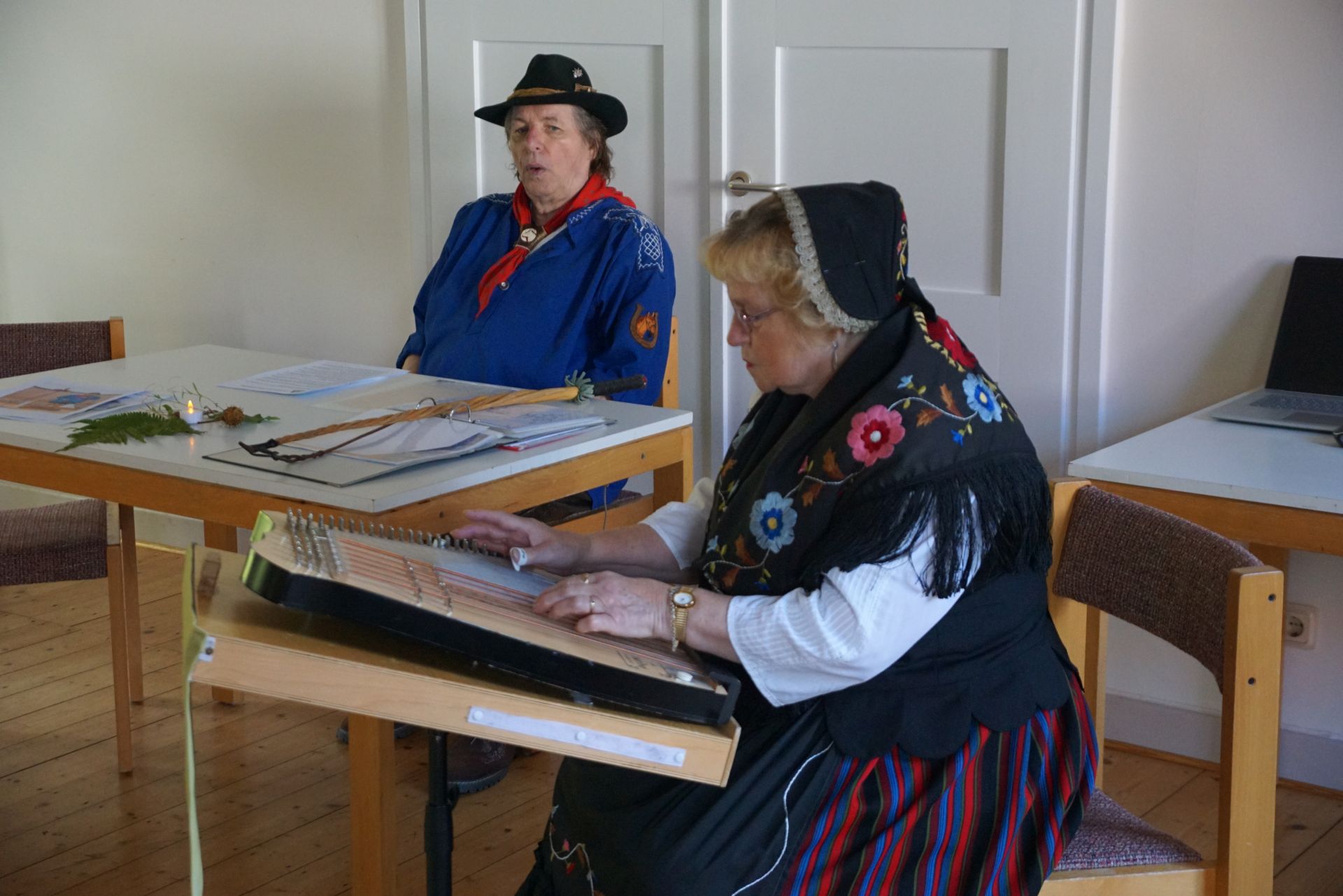 Peitschenknallen, Zitherspiel und Harzer Platt