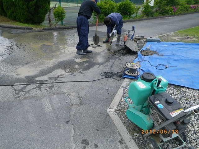 埋設給水管漏水修理作業
