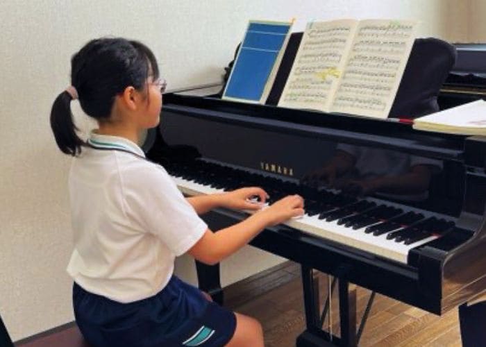 小学生女子生徒 レッスン風景