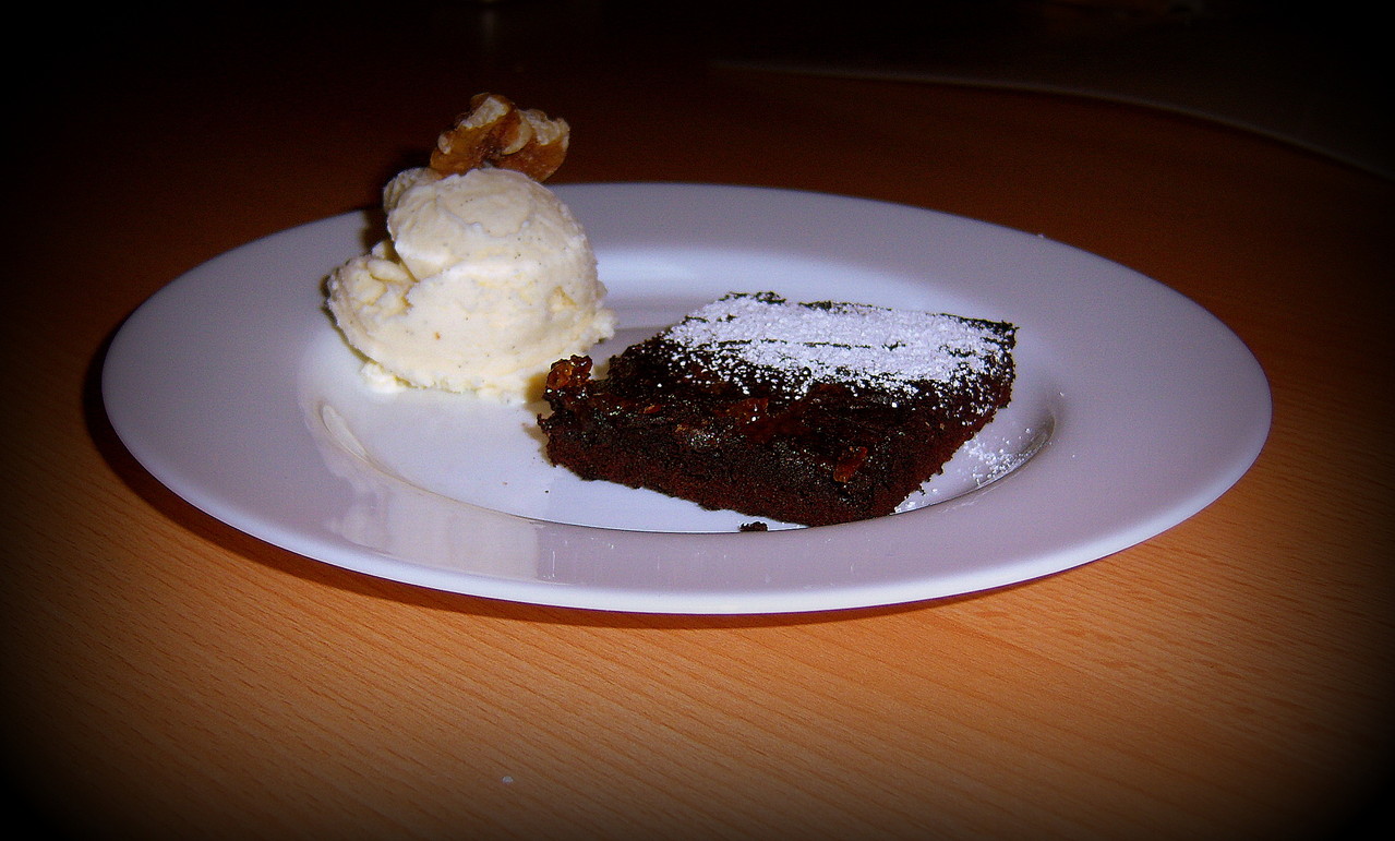 Gegrillter Brownie mit hausgemachtem Vanilleeis