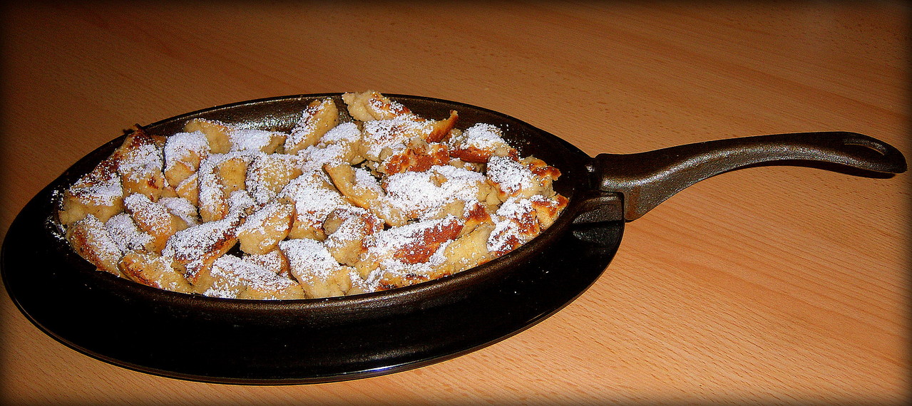 Kaiserschmarrn serviert in der Gusspfanne vom Grill