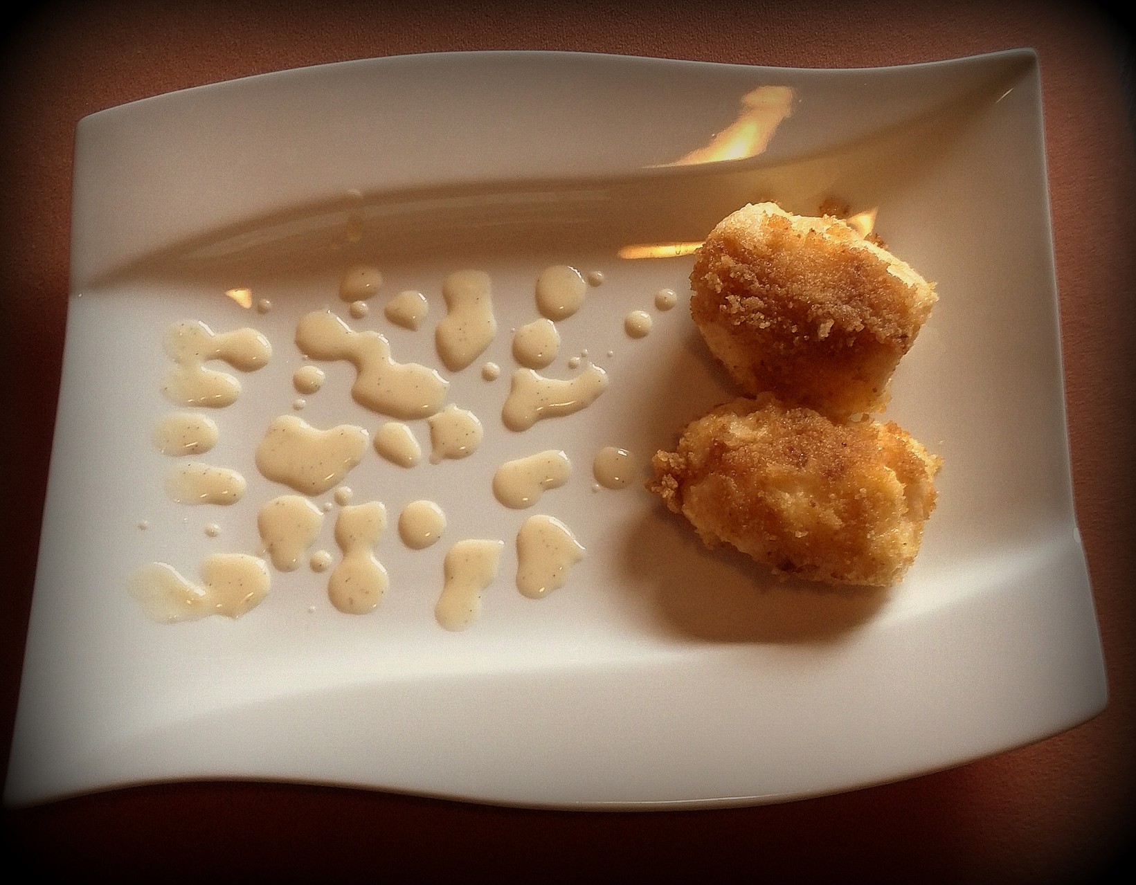 Topfenknödel gefüllt mit Aprikosenmarmelade an hausgemachter Vanillesauce (auch das wurde komplett auf dem Grill zubereitet)