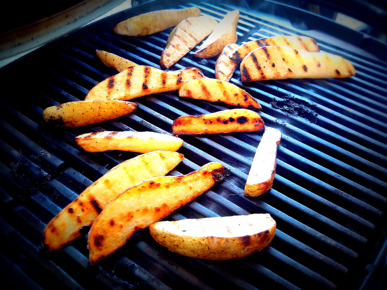 Gegrillte Kartoffelspalten