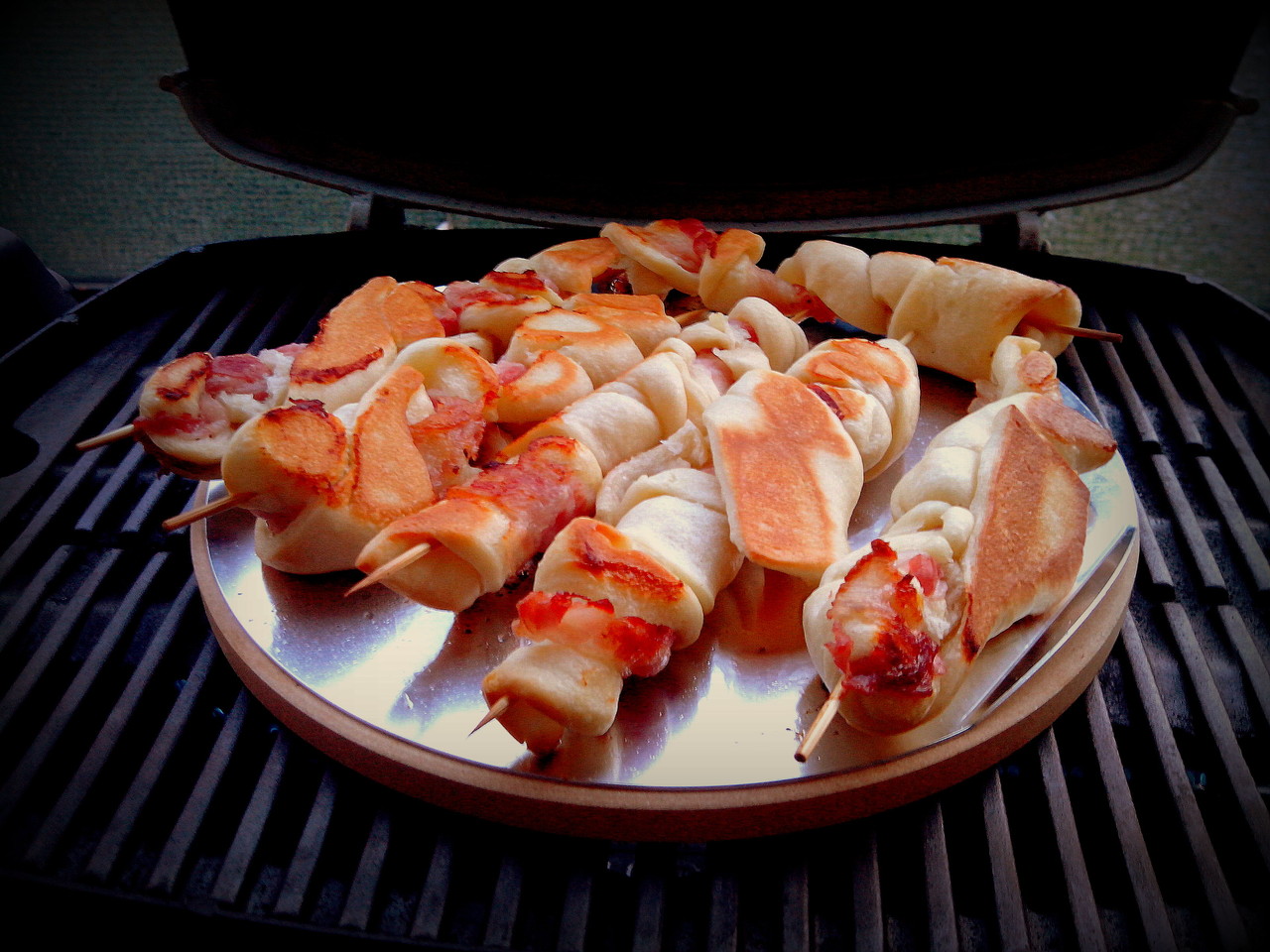 Teigspieße mit Bacon gegrillt auf dem Pizzastein