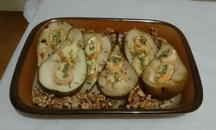 Gegrillte Birne mit Camembert und gerösteten Nüssen